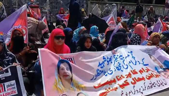 آل ليڊي هيلٿ ورڪرز  پروگرام يونين طرفان سنڌ اسيمبلي آڏو ڌرڻو